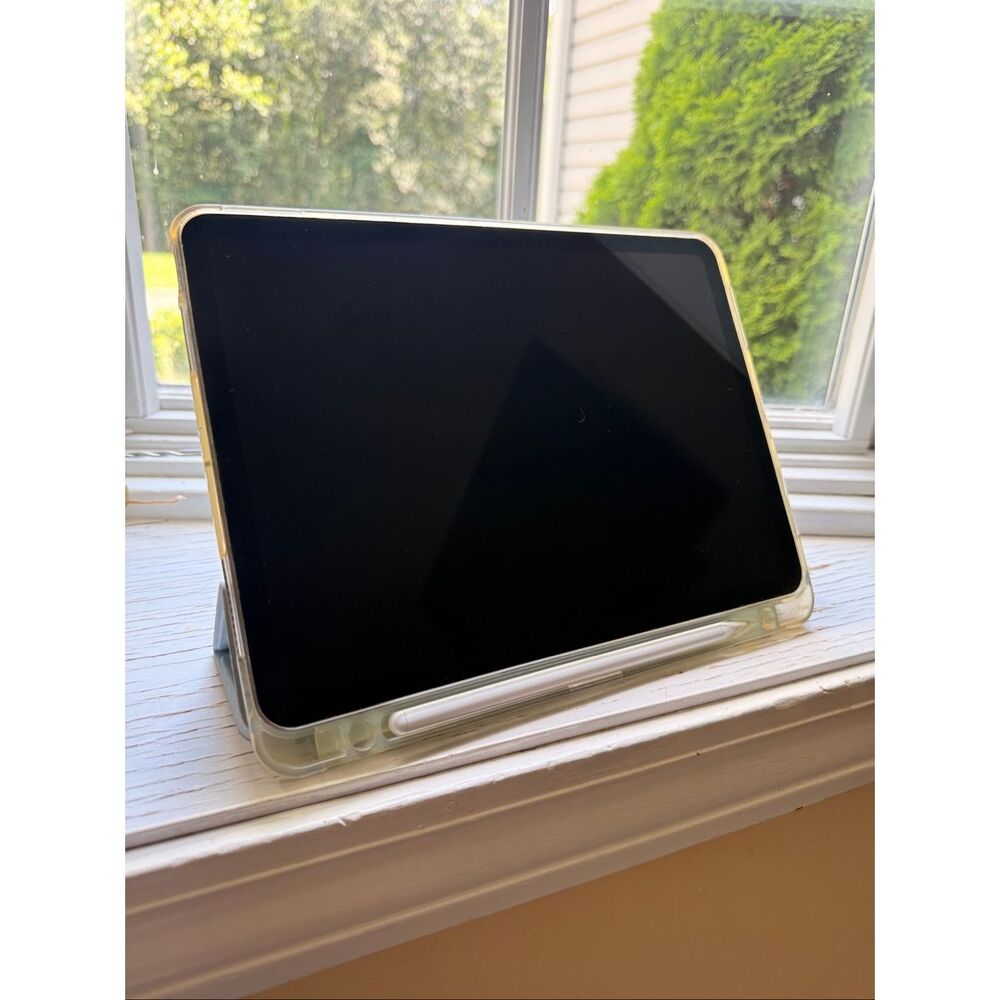 iPad Air 4 (2020) Wi-Fi Bundle – Great Condition with Apple Pencil & Case